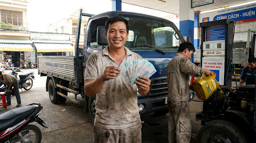 Bác tài tiết kiệm tiền triệu bảo dưỡng xe đổ dầu nhớt
